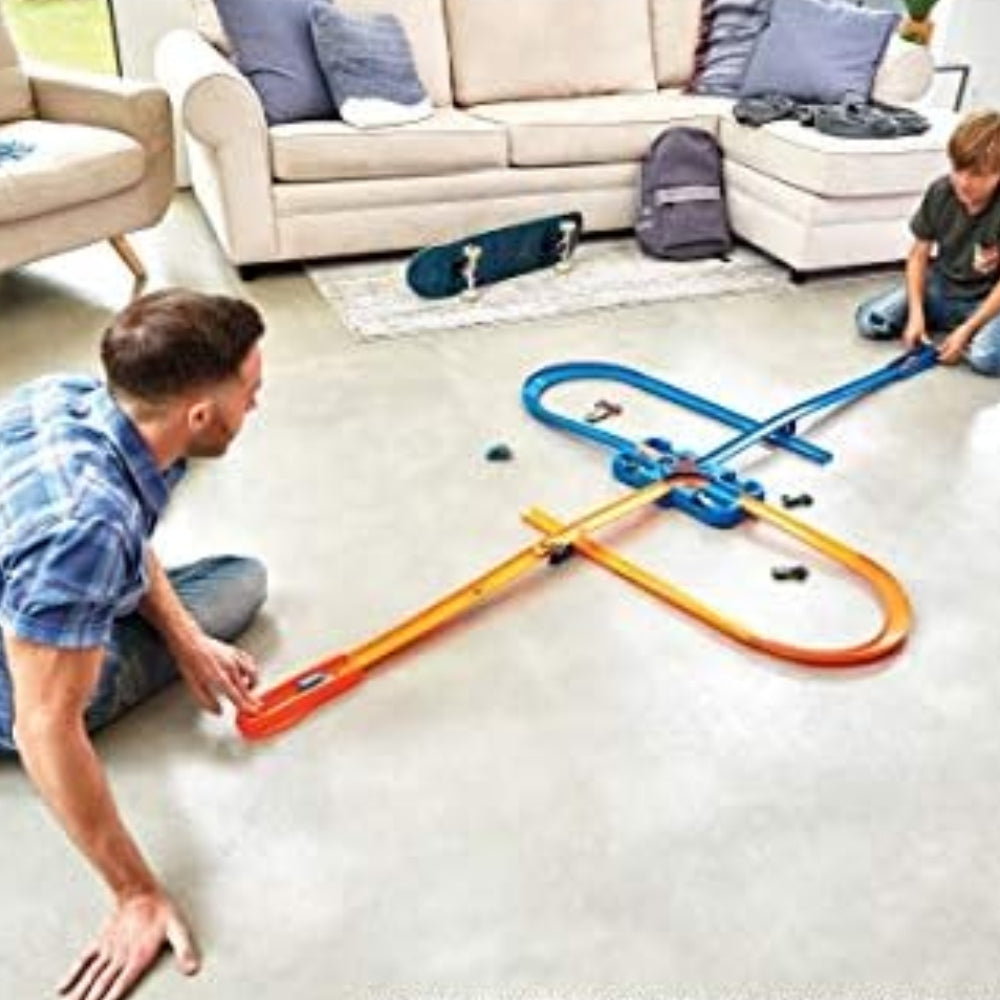 Hot Wheels Toy Car Track Builder Playset – Deluxe Stunt Box (25 Pieces + 1:64 Car)