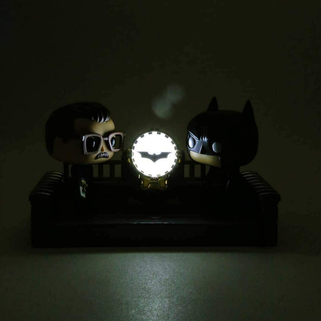 Funko Pop! Movie Moment: Batman 80th - Batman with Light Up Bat Signal