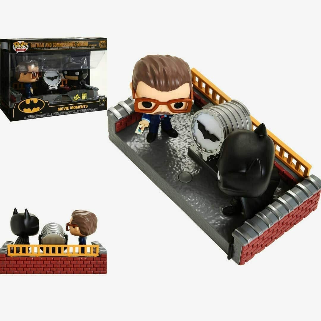 Funko Pop! Movie Moment: Batman 80th - Batman with Light Up Bat Signal